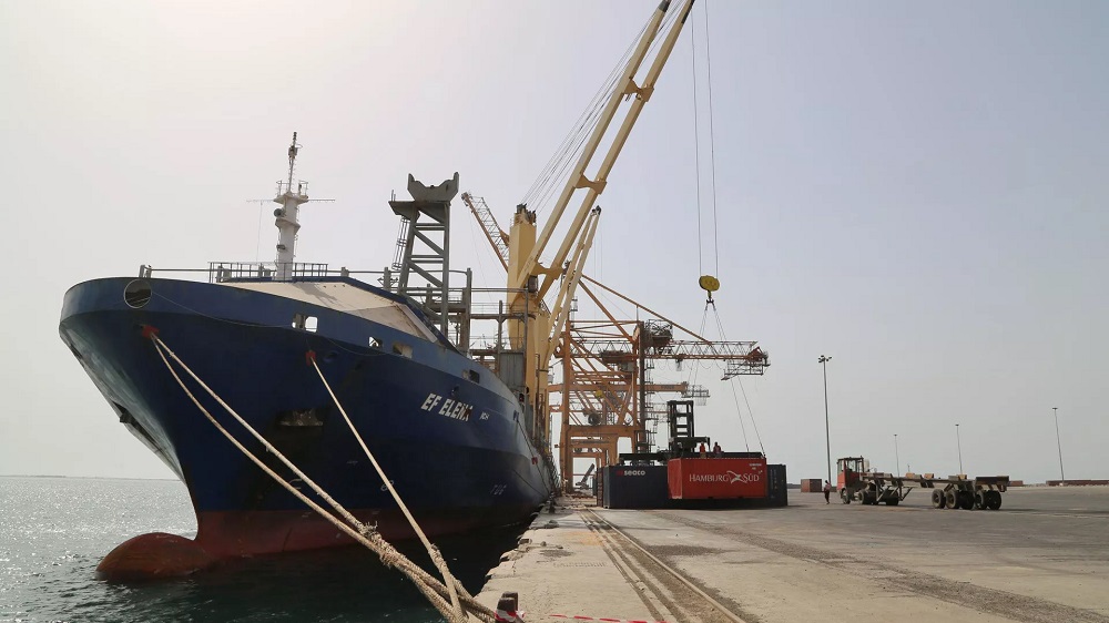 الحوثيون: استهداف سفينة تجارية بصواريخ بحرية