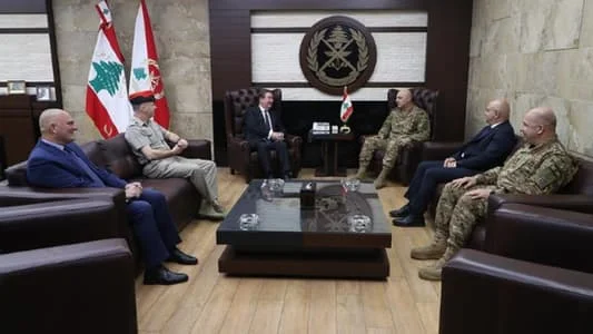 قائد الجيش عرض مع سفير بريطانيا لسبل التعاون بين الجيشين