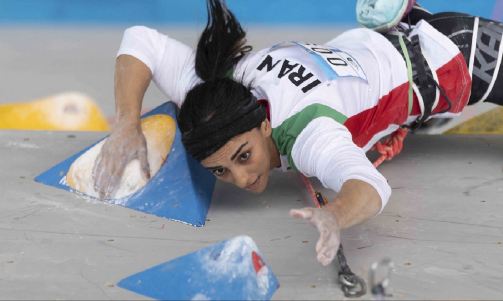 هدم منزل رياضية إيرانية خلعت حجابها بمسابقة دولية