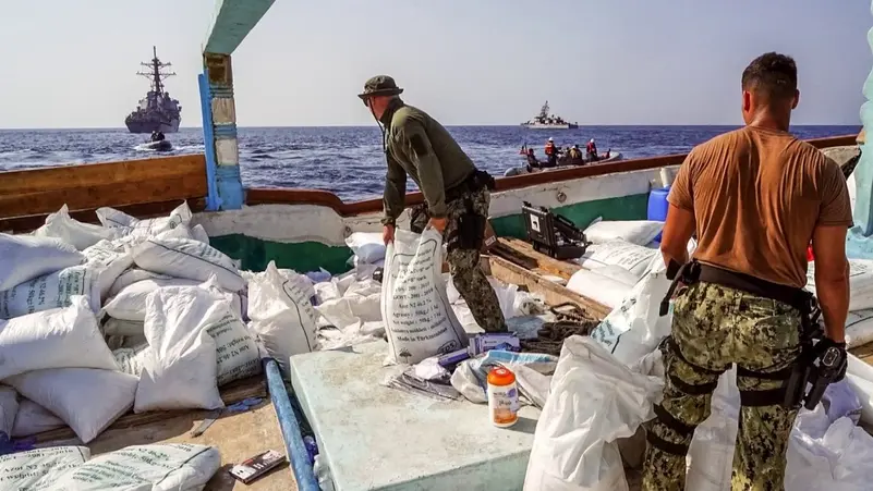 في خليج عمان… اعتراض سفينة تحمل ذخيرة من إيران لليمن!