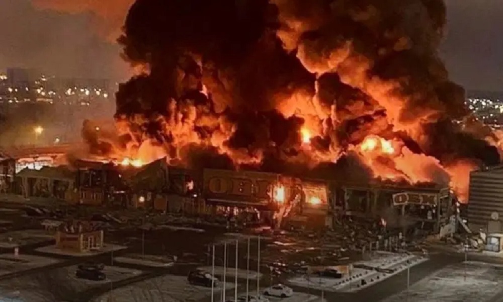 بالفيديو: حريق ضخم بمركز تجاري في موسكو