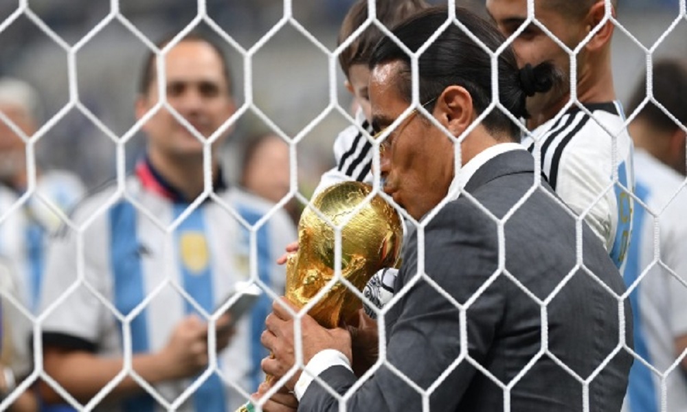 بالصور: الشيف نصرت يثير جدلا بعد محاولة لمس كأس العالم