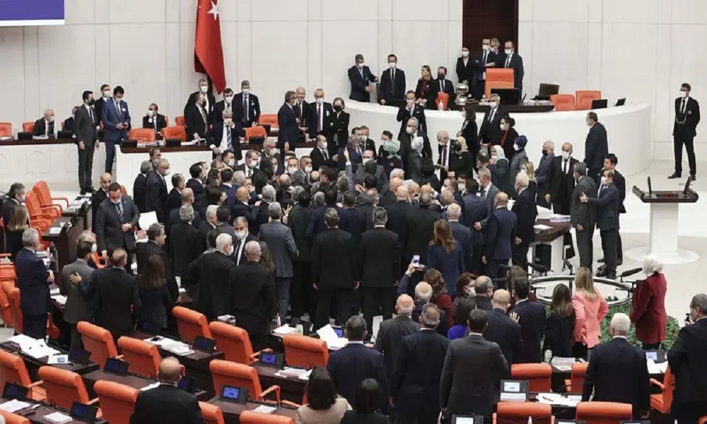 عراك بالأيدي داخل البرلمان التركي (فيديو)