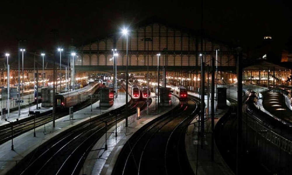 الإضراب يلغي 60% من رحلات القطارات في فرنسا