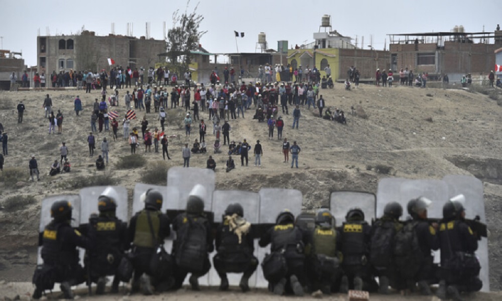 بيرو.. مقتل شخص وإصابة العشرات أثناء الاحتجاجات