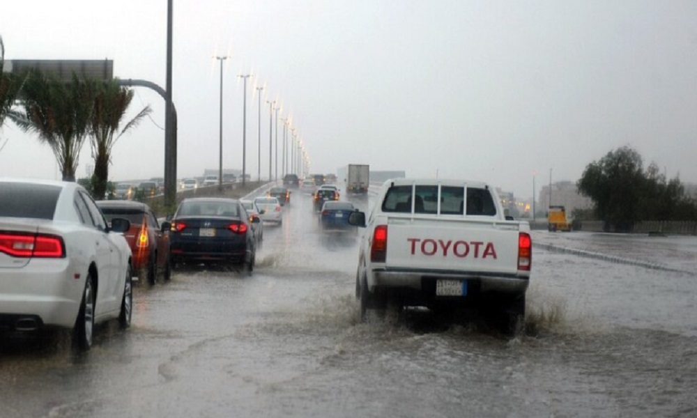 أمطار غزيرة تغرق شوارع مدينة جدة السعودية