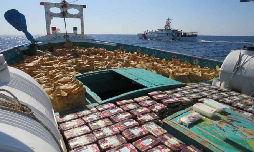 ضبط شحنة مخدرات ضخمة داخل سفينة صيد في خليج عمان