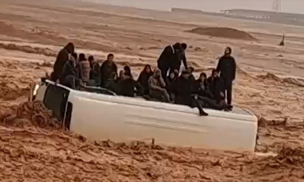 بالفيديو: صحراء تحولت لسيل جارف في الأردن