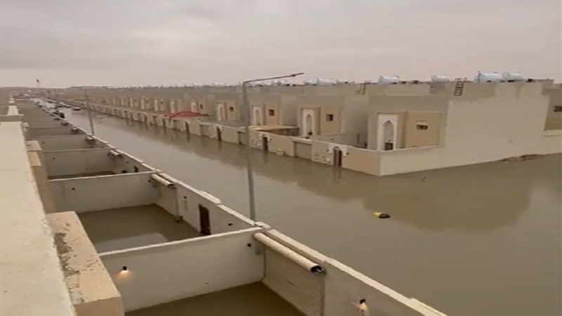 بالفيديو: الأمطار تغرق حيًّا سكنيًّا في السعودية