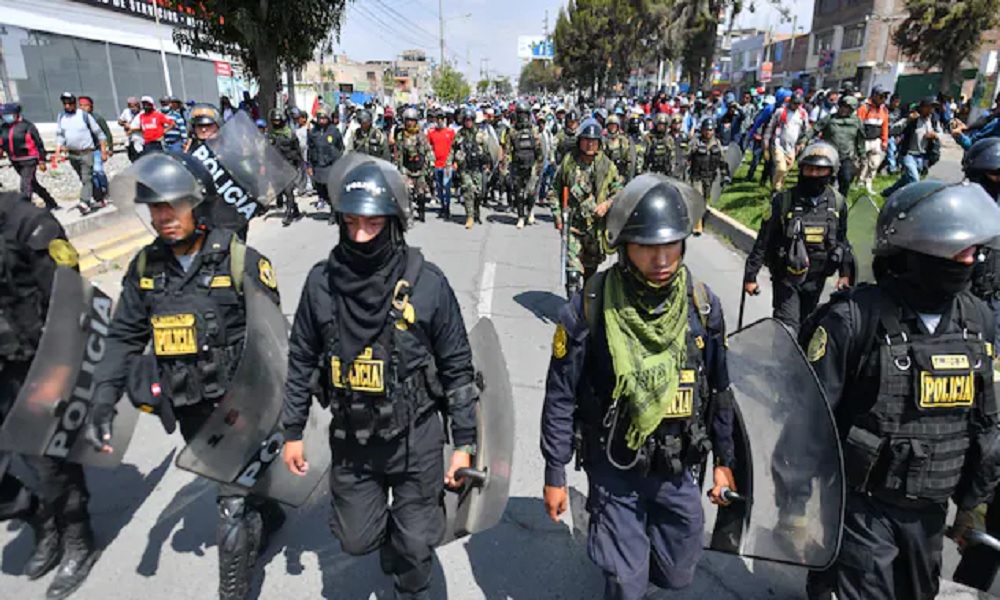 أحرقوه حيا.. مقتل شرطي في احتجاجات بيرو الغاضبة