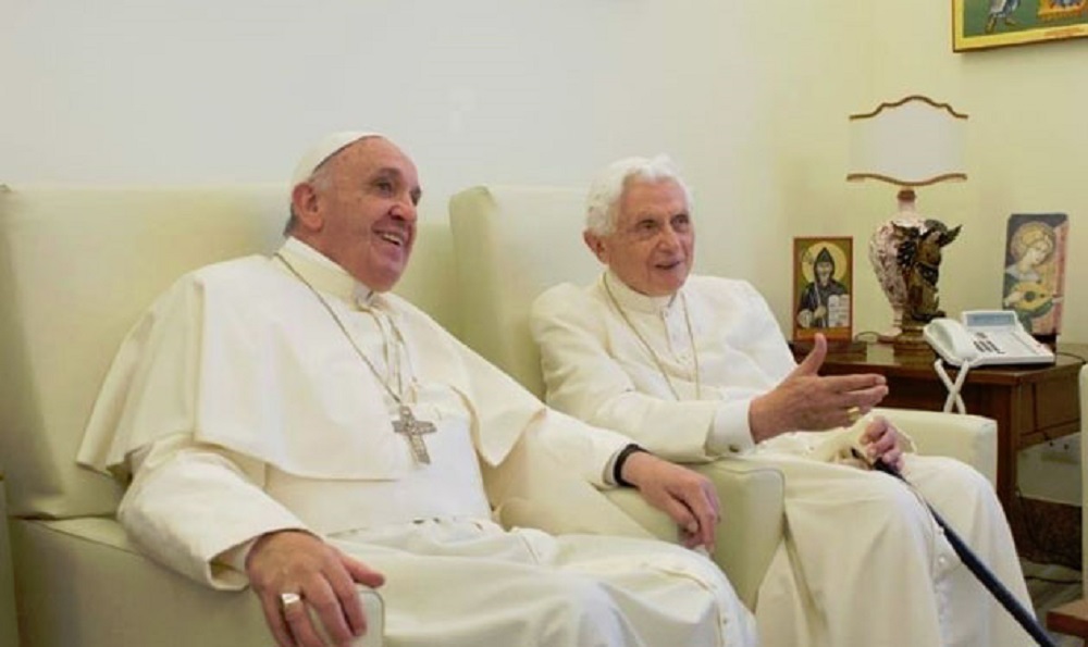 البابا فرنسيس يكرّم ذكرى سلفه بندكتوس السادس عشر