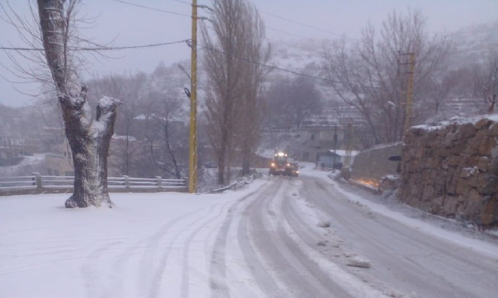 إنقاذ حافلة ركاب عالقة في الثلوج على طريق الضنية