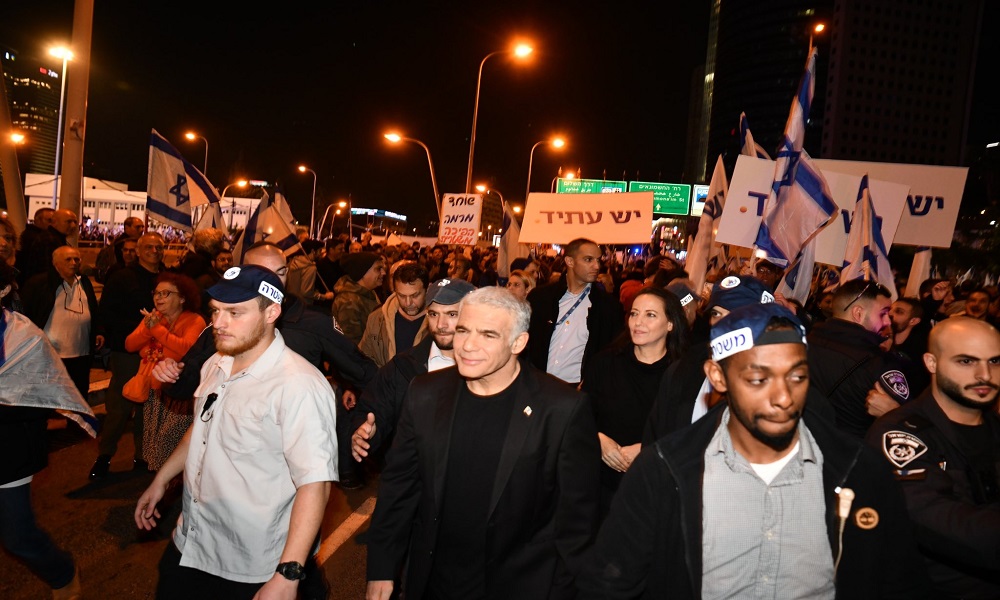 مظاهرات حاشدة ضد نتنياهو في تل أبيب.. ولابيد يشارك