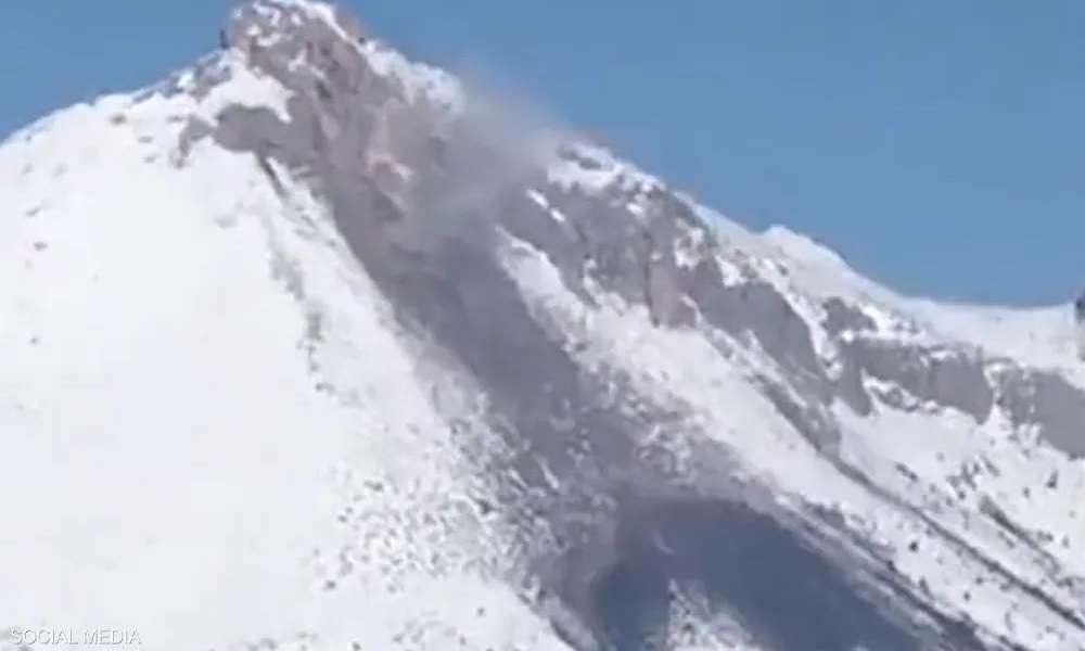 دخان ينبعث من جبل في تركيا بعد الزلزال (فيديو)