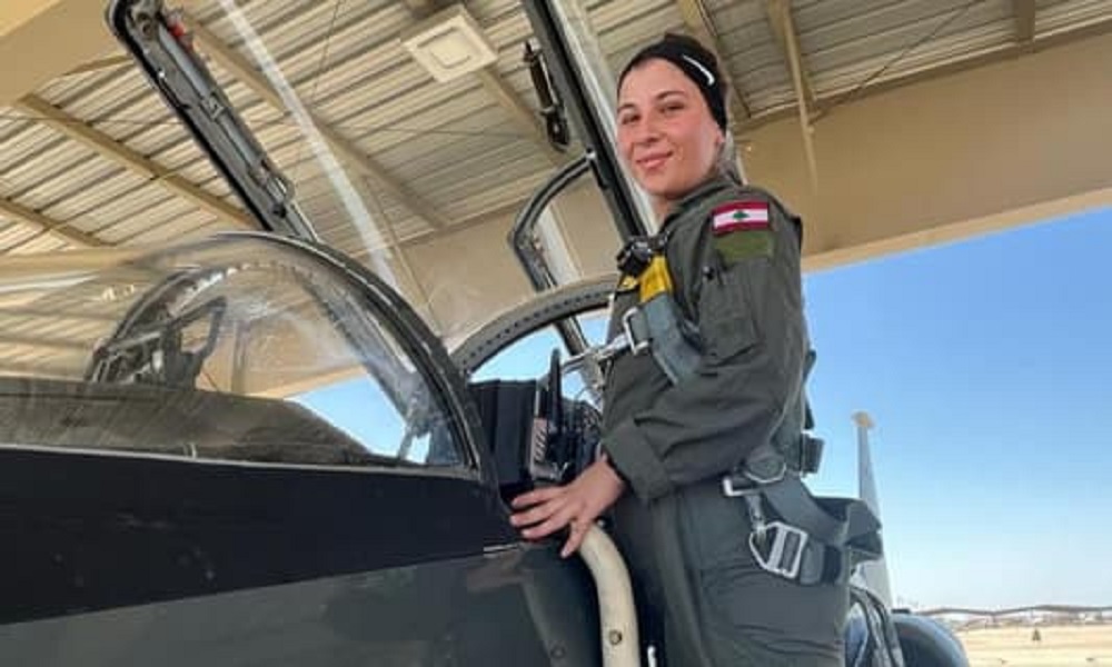 بالصور: أول امرأة في الجيش اللبناني تقود طائرة حربيّة