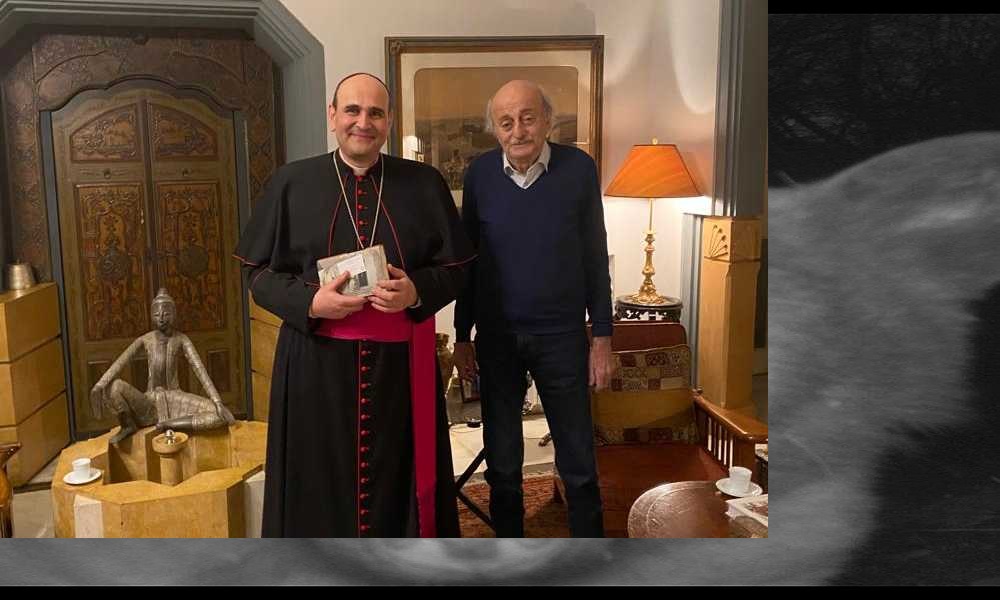 جنبلاط يبحث آخر المستجدات مع السفير البابوي