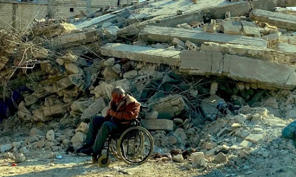 بالصورة: مسنّ سوري ينتظر عائلته يومياً فوق الركام