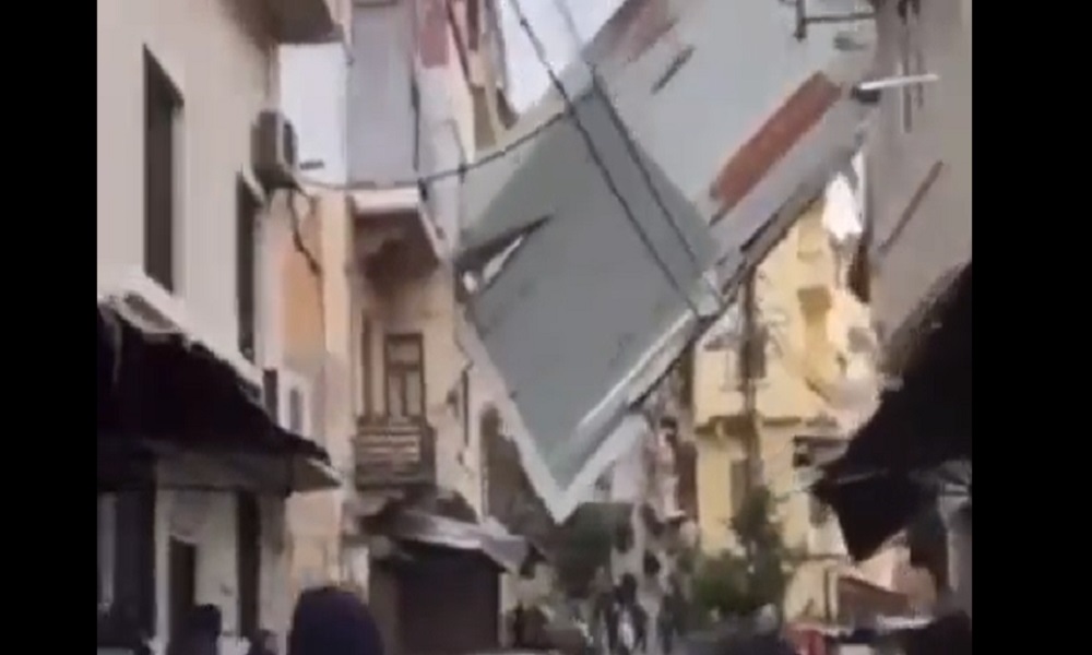 بالفيديو: سقوط لافتة عملاقة وأشجار بسبب الهزّة!