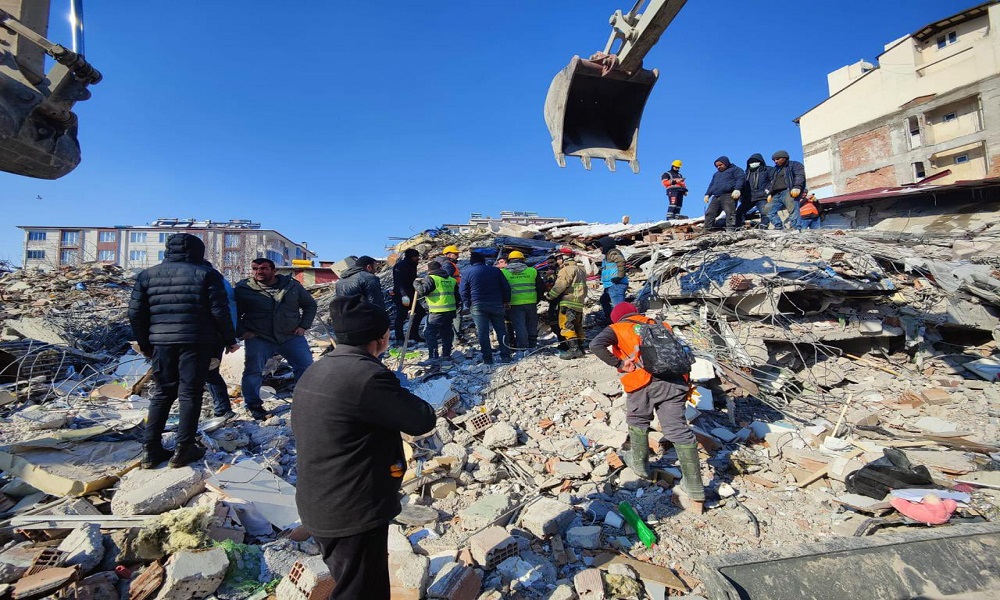بعد 11 يومًا… إنقاذ رجل من تحت أنقاض زلزال تركيا!