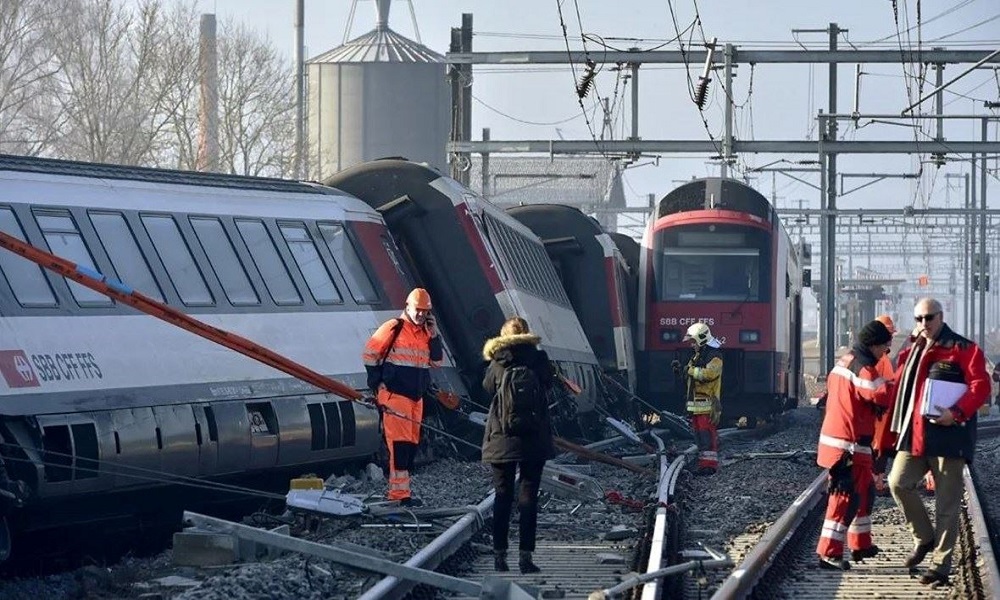 في سويسرا… قطاران يخرجان عن سكّتيهما