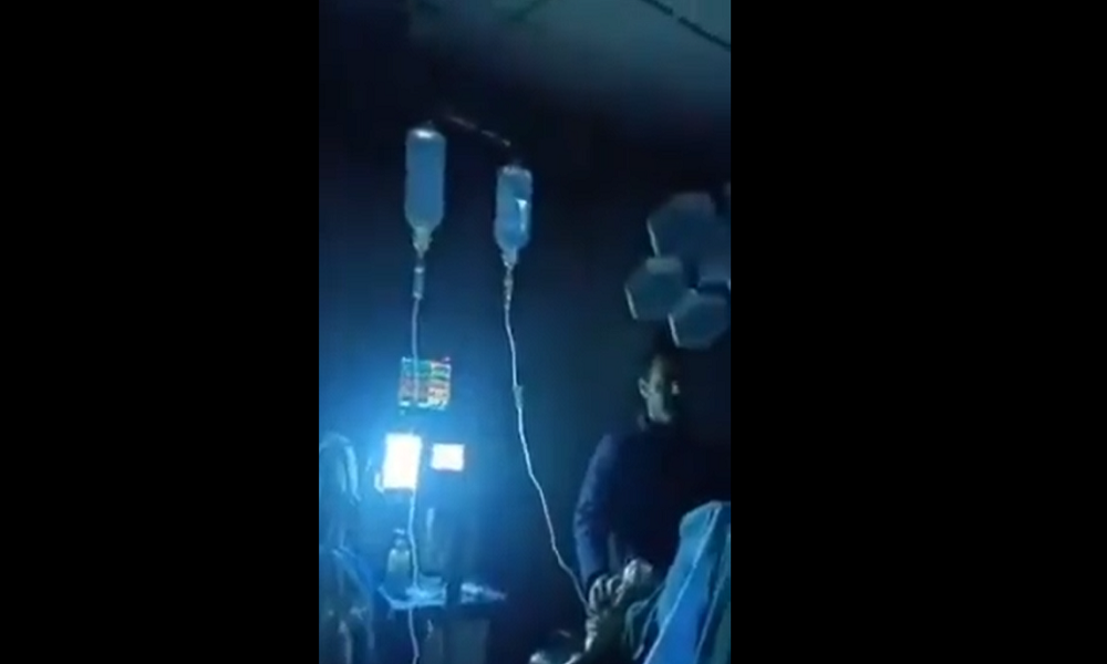 بالفيديو- طبيب في باكستان يواصل إجراء الجراحة أثناء الزلزال