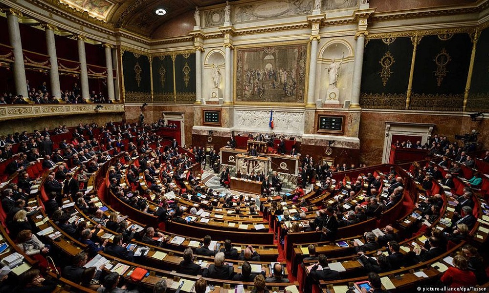 بفارق ضئيل… الحكومة الفرنسية تنجو من حجب الثقة