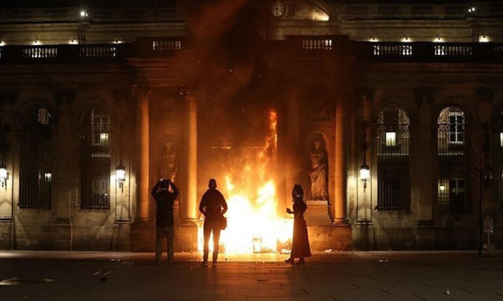 بالفيديو: متظاهرون فرنسيون يضرمون النار في مبنى بلدية