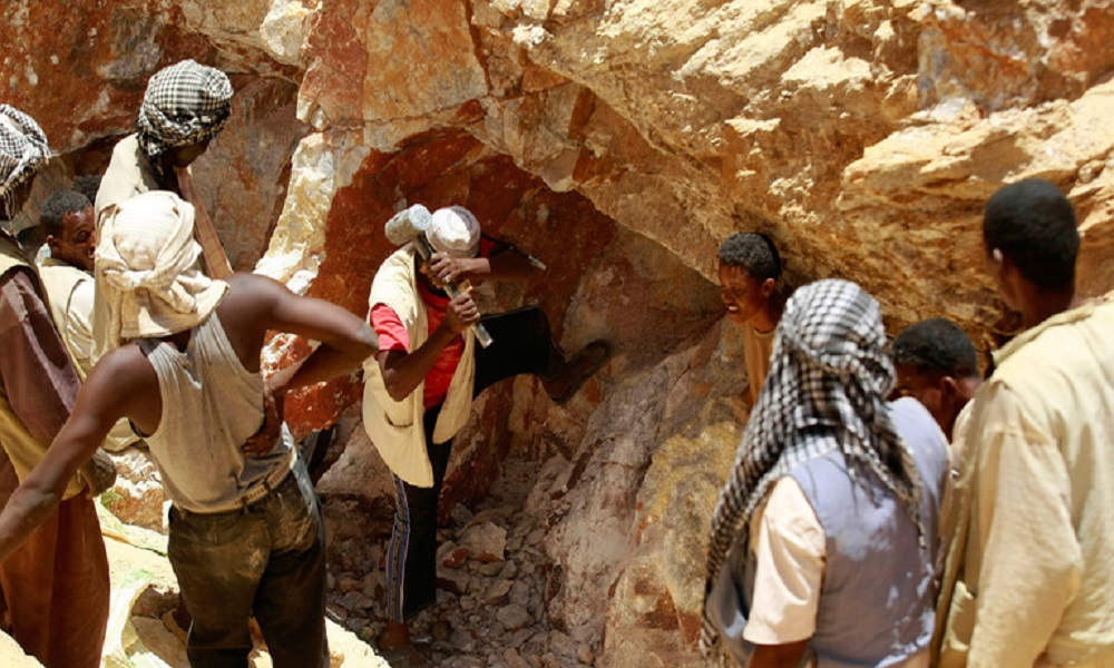 مقتل 10 عمال جراء انهيار منجم للذهب في السودان