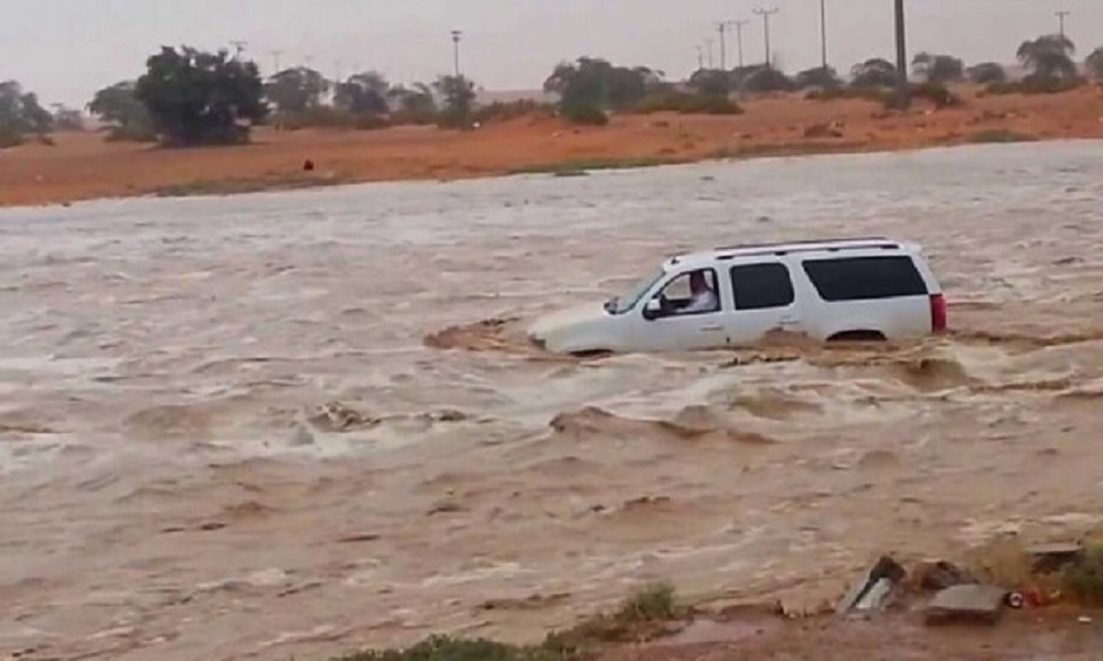 بالفيديو: سيول قوية تودي بحياة 4 أطفال في السعودية