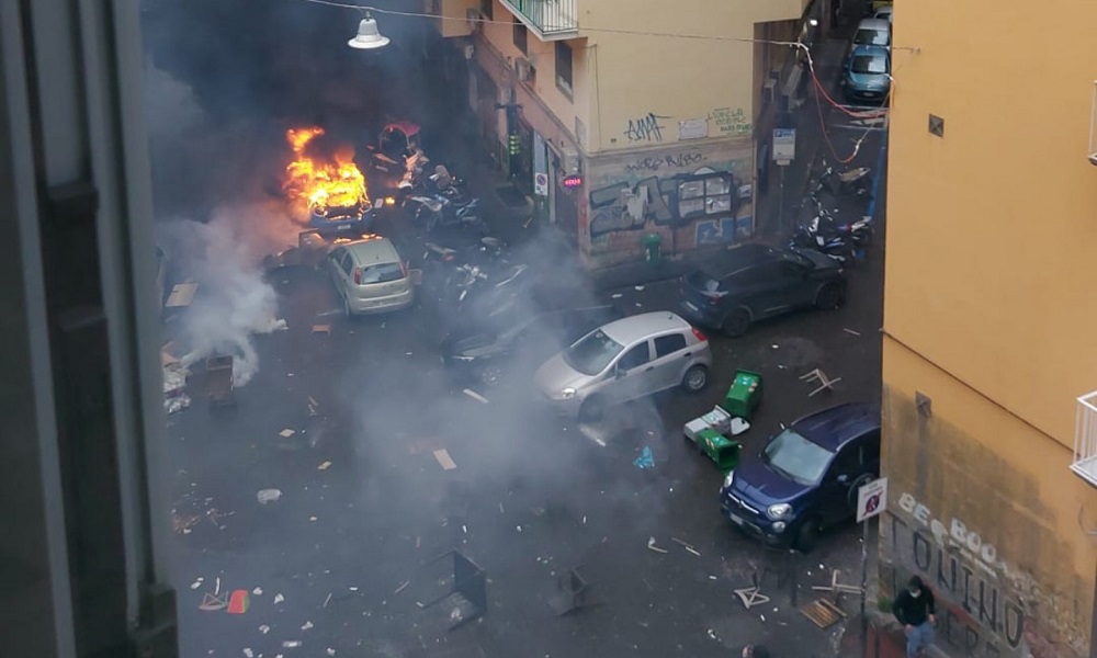 قبيل موقعة دوري الأبطال… اشتباكات عنيفة في نابولي! (فيديو)