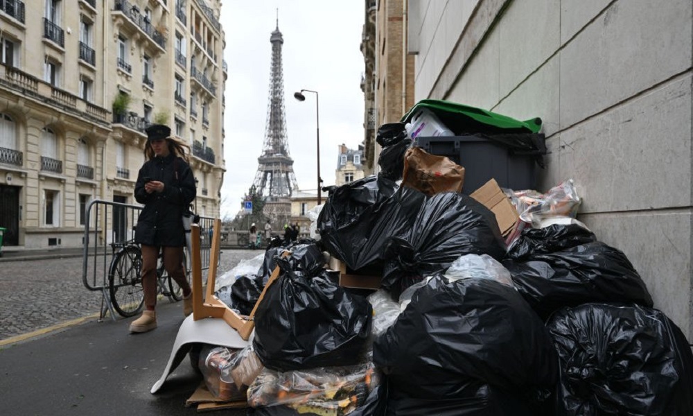 10 آلاف طن من النفايات تجتاح شوارع باريس!