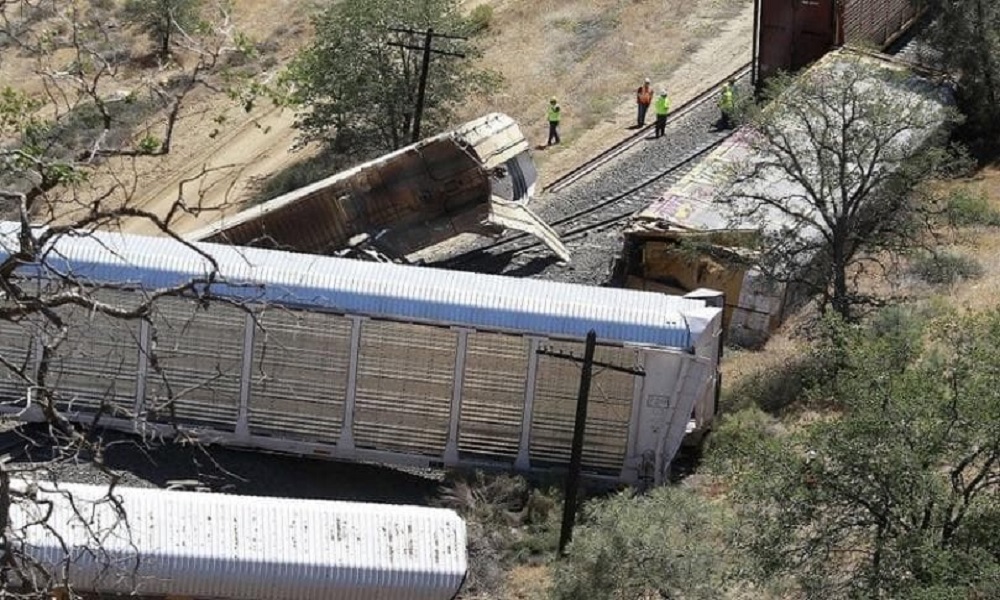 قطار يخرج عن مساره في كاليفورنيا