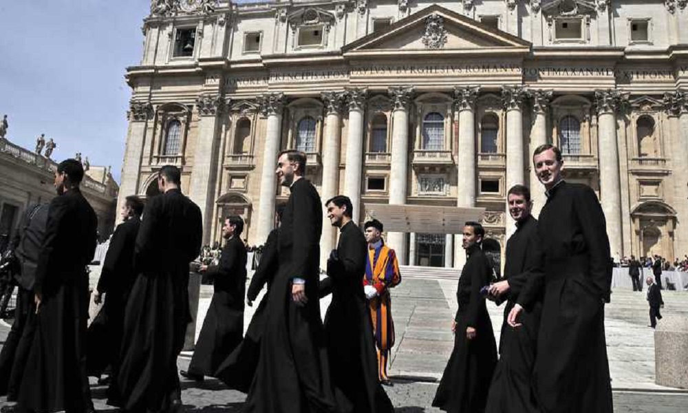 الفاتيكان يعدّل القانون الكنسي لمكافحة الاعتداءات الجنسية