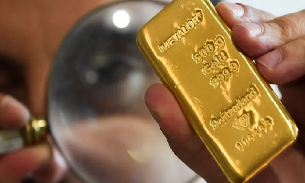 الذهب يتراجع مع استقرار الدولار