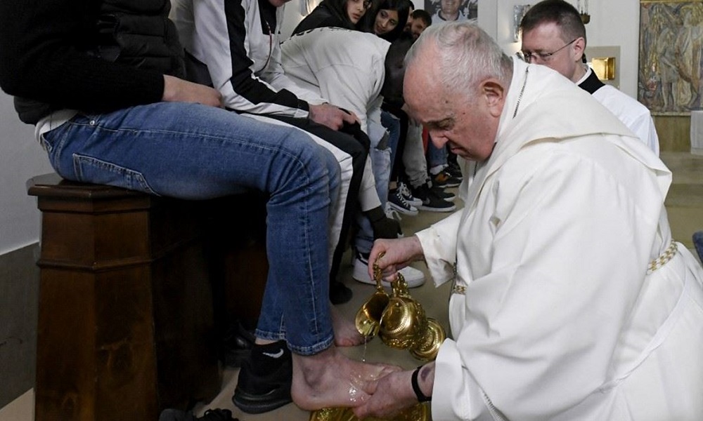 البابا فرنسيس يغسل أقدام سجناء في خميس الأسرار