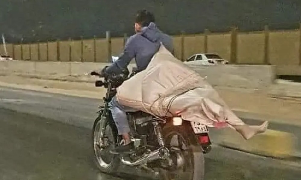 جثة ملفوفة على دراجة نارية في مصر!