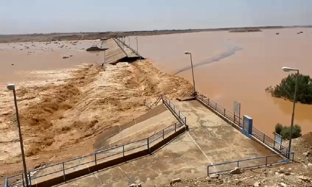 بالفيديو: انهيار جزئي لسدّ في السعودية