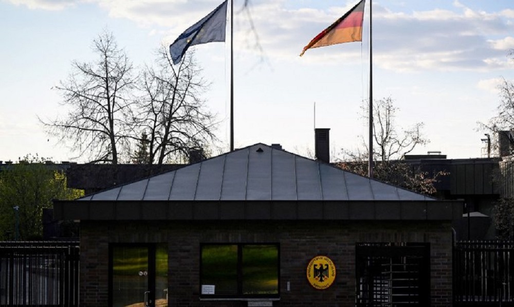 ألمانيا تسحب عشرات الموظفين من بعثاتها في روسيا