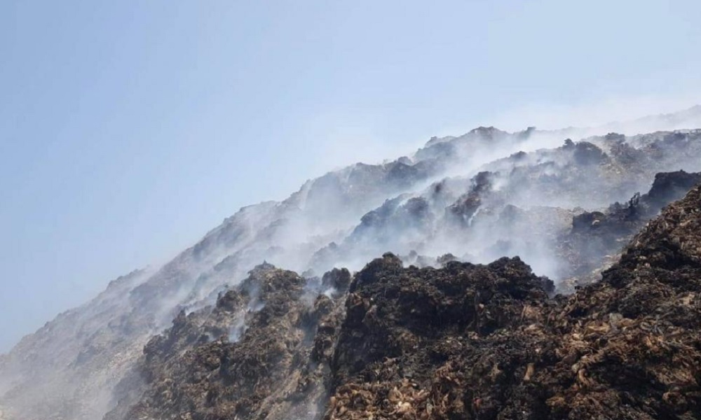 حريق جبل النفايات يخنق صيدا
