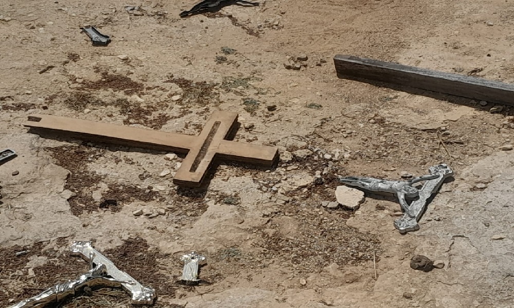 تحطيم مقابر مسيحيّة في دير الأحمر! (صوَر)