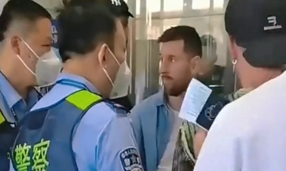 بالفيديو: ميسي يتعرض لموقف محرج في مطار بكين