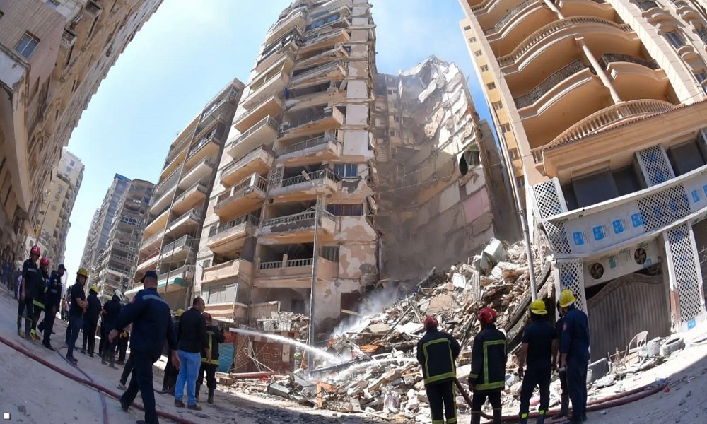 بالفيديو: انهيار كارثي لمبنى في الإسكندرية