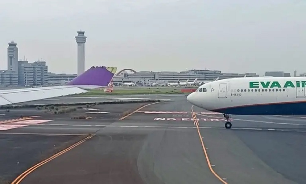 اصطدام طائرتين في مطار ياباني! (فيديو)