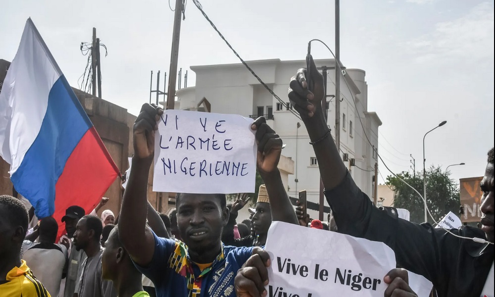 بالفيديو: متظاهرون يضرمون النار بسفارة فرنسا بالنيجر