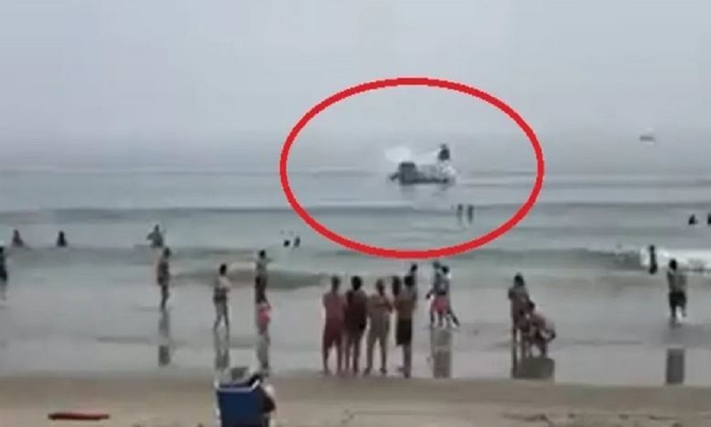بالفيديو: سقوط طائرة أمام شاطئ مزدحم بأمريكا