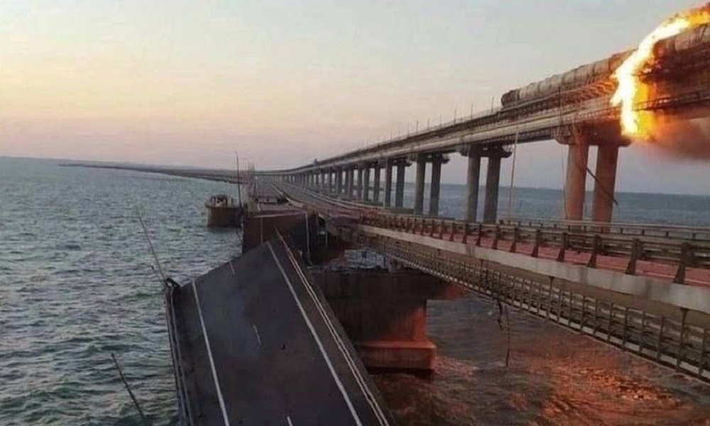 بالصور: قتلى في انفجارات هزّت جسر القرم