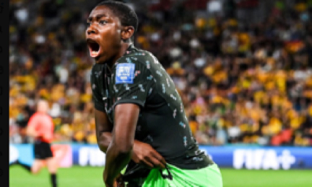 لاعبة نيجيرية تخلع قميصها وسط الملعب!
