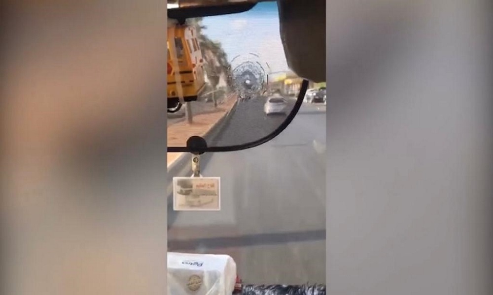 بالفيديو: نجاة حافلة من الرصاص الطائش