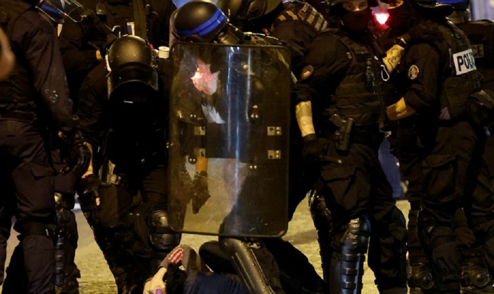 ليلة خامسة من الاحتجاجات في فرنسا… والشرطة تعتقل المئات