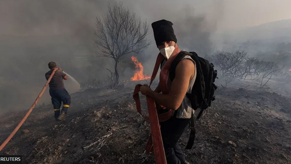 إنقاذ 25 مهاجرًا حاصرتهم الحرائق في اليونان
